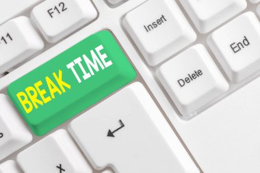 Kelime yazma metni Break Time. Beyaz arka plan tuşu kopyalama alanı üzerinde boş not kağıdı ile bazı iş Beyaz pc klavye yaptıktan sonra dinlenme veya rekreasyon Dönemi için İş kavramı.