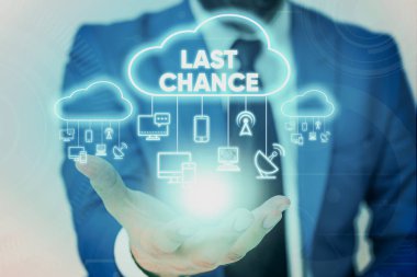 El yazısı metni Son Şans. Kavram bir şey ya da eylem elde etmek için son fırsat anlamına Gelir Erkek giyim resmi iş elbisesi akıllı cihaz kullanarak sunum sunan.