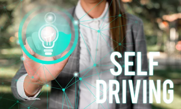 Texto de caligrafia Self Driving. Conceito significado Veículo autônomo Capacidade de navegar sem entrada de huanalysis Fato de trabalho formal de desgaste humano feminino apresentando apresentação use dispositivo inteligente . — Fotografia de Stock