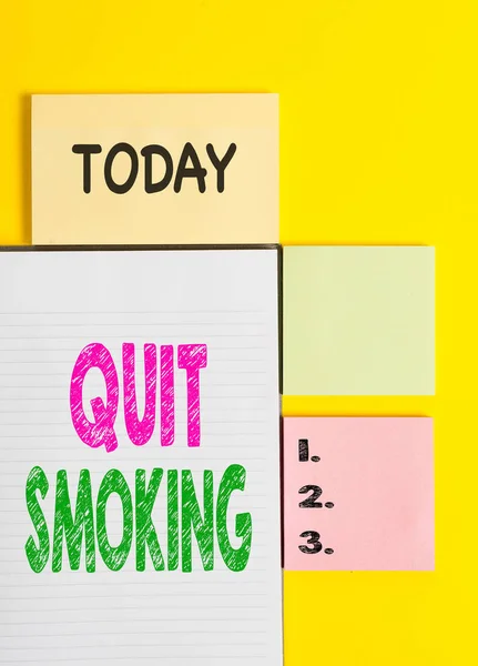 Word szöveget írni leszokni a dohányzásról. Üzleti koncepció megszűnő vagy leállítása a dohányzás függőség színes üres papírok másolási helyet a sárga háttér-asztal. — Stock Fotó