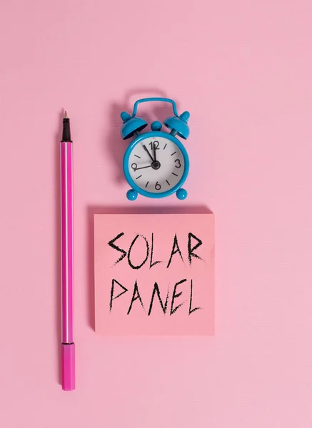 Text skylt som visar solpanel. Konceptuell foto utformad för att absorbera solens strålar källa till energi som genererar metall Vintage väckarklocka Wakeup Copenhagen blank Notepad markör färgad bakgrund. — Stockfoto