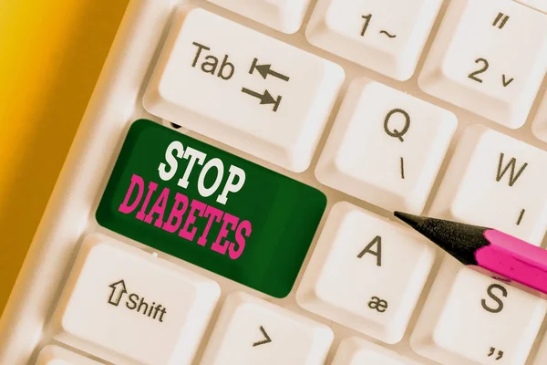 Escribiendo una nota que muestra Stop Diabetes. Foto de negocios que muestra el nivel de azúcar en sangre es más alto de lo normal Inyectar insulina Teclado de PC blanco con papel de nota sobre el fondo blanco . — Foto de Stock