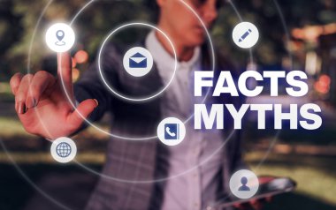 Gerçekler Mitler gösteren kavramsal el yazısı. Gerçek hayattaki farktan çok hayal gücüne dayalı iş fotoğrafı.