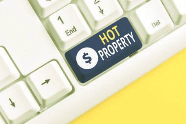 Hot Property yazılı el yazısı metin. Kavram anlamı sonra aranan bir şey ya da beyaz arka plan tuşu kopyalama alanı üzerinde boş not kağıdı ile Ağır Deanalysisded Beyaz pc klavye.