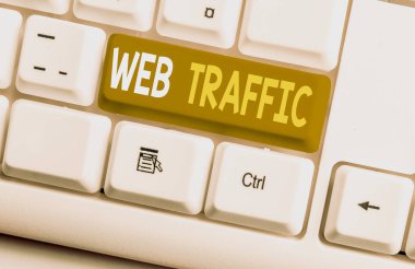 Web Trafiğini gösteren kavramsal el yazısı. İş fotoğrafı metni Ziyaretçiler tarafından gönderilen ve alınan verilerin miktarı Beyaz bilgisayar klavyesi üzerinde not kağıdı olan bir web sitesine.