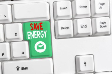 Kelime yazma metni Enerji tasarrufu. Benzer bir sonuç elde etmek için kullanılan güç miktarını azaltmak için iş konsepti Beyaz pc klavye beyaz arka plan tuşu kopyalama alanı üzerinde boş not kağıdı ile.