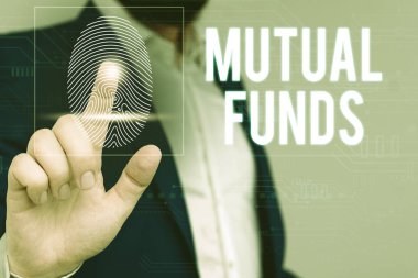 Yatırım Fonları gösteren not yazma. İş fotoğraf vitrin Bir yatırım programı hissedarlar Bireysel Hisse Senetleri Erkek giyim resmi iş elbisesi sunum akıllı cihaz sunan tarafından finanse edilen.