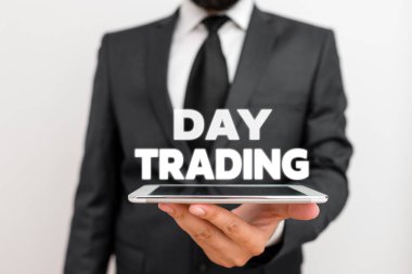 Day Trading'i gösteren not yazma. Özellikle finansal enstrümanlar alım ve satım menkul kıymetler vitrine İş fotoğraf.