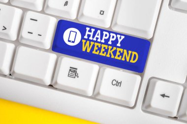 El yazısı metin Happy Weekend. Kavram anlamı Neşeli dinlenme gün ofis iş harcama tatil Beyaz pc klavye beyaz arka plan anahtar kopyalama alanı üzerinde boş not kağıdı ile.