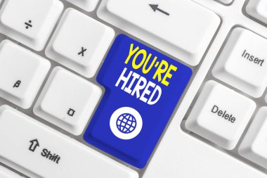 İşe Aldığınızı gösteren bir not yazıyorum. Yeni İş İstihdam Newbie Kayıtlı Beyaz arka plan üzerinde not kağıdı ile Kabul İşe Alınan Beyaz pc klavye vitrine.