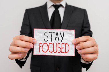 El yazısı metin Stay Odaklanmış. Kavram anlamı Dikkatli olun Konsantre Öncelik görev dikkat dağıtıcı kaçının.