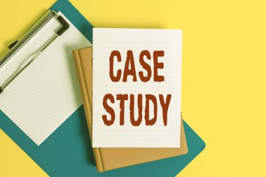 Kelime yazma metni Örnek Olay İncelemesi. Konunun tartışılması ve konuyla ilgili iş kavramı Masada kopya alanı olan boş kağıtların yığın.