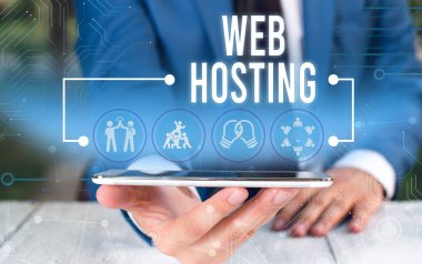 Kelime yazma metin Web Hosting. Web siteleri için depolama alanı ve erişim sağlama etkinliği için İş konsepti Akıllı cihaz kullanarak sunum sunan erkek giyim resmi iş elbisesi.