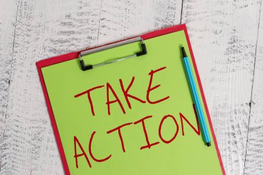 El yazısı metni Eylem e. Kavram anlamı birisi şu anda bir şey ya da tepki yapmak için renkli pano boş kağıt levha kalem eski ahşap vintage arka plan.