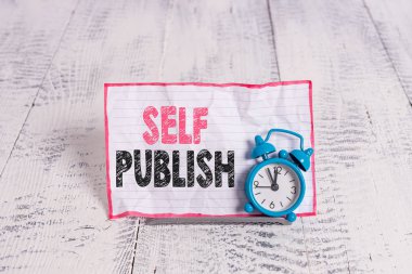Kendinden Yayımlama'yı gösteren metin işareti. Kavramsal fotoğraf Bağımsız ve kendi pahasına Indie Yazar yayınlanan çalışma.