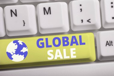 Kelime yazma metni Global Sale. Şirketler için analysisagers işlemleri için iş konsepti beyaz arka plan anahtar kopyalama alanı üzerinde boş not kağıdı ile uluslararası beyaz pc klavye yapmak.
