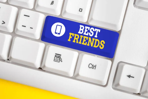 Tulisan tangan teks Best Friends. Konsep yang berarti A demonstrating you value above other demonstratings Forever buddies White pc keyboard with empty note paper above white background key space . — Stok Foto