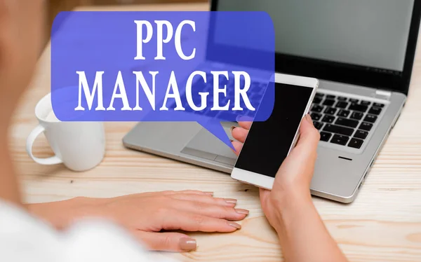 Написання текстів Ppc Manager. Бізнес-концепція, за яку рекламодавці платять плату кожного разу, коли одне з їхніх оголошень натискається жінка ноутбук комп'ютерний смартфон куховарський офіс постачає технологічні пристрої . — стокове фото