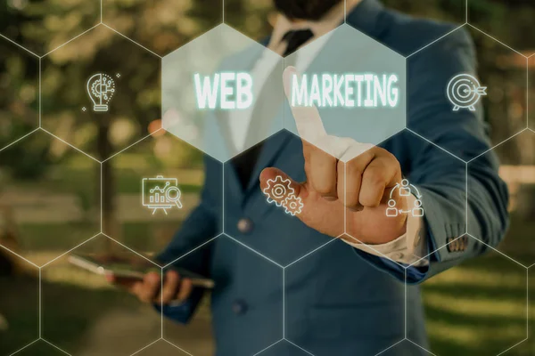 Word pisanie tekstu Web Marketing. Koncepcja biznesowa dla handlu elektronicznego reklama przez Internet online sprzedawca mężczyzna człowieka nosić formalne kombinezon pracy prezentacji przy użyciu inteligentnego urządzenia. — Zdjęcie stockowe