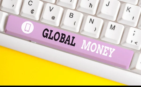 Концептуальный почерк, показывающий глобальные деньги. Деловая фотография, демонстрирующая Международные финансы Мировая валюта Сделана глобально Белая клавиатура компьютера с бумагой над белым фоном . — стоковое фото