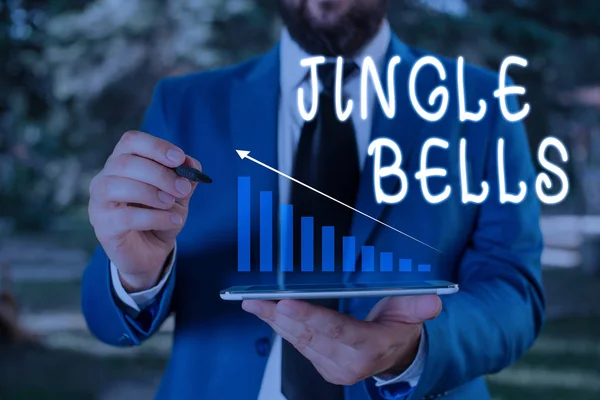 Texto de escritura de palabras Jingle Bells. Concepto de negocio para la canción de Navidad tradicional más famosa en todo el mundo Traje de trabajo formal de desgaste humano masculino que presenta la presentación utilizando un dispositivo inteligente . — Foto de Stock