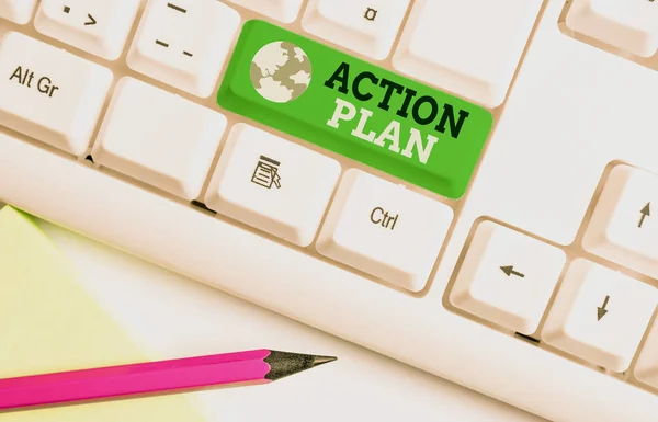 Schreibnotiz mit Aktionsplan. Geschäftsfotos mit einer Liste der Dinge oder Termine, die im laufenden Jahr gemacht werden sollen, weiße PC-Tastatur mit Notizpapier über weißem Hintergrund. — Stockfoto