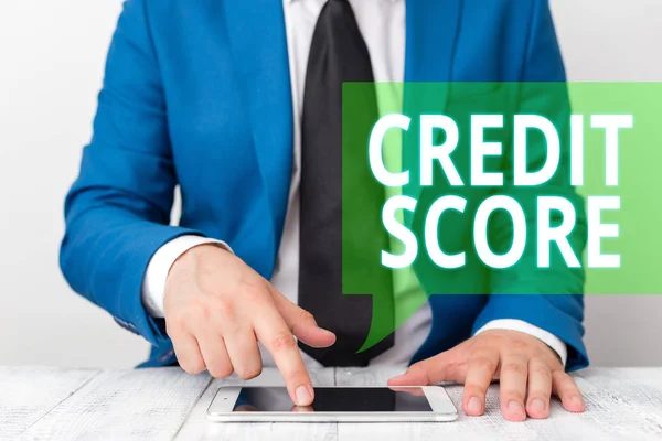 Fogalmi kézzel írt bemutató Credit Score. Üzleti fotóbemutató képviseli a hitelképességét egy egyéni hitelezők osztályzat üzletember a kék lakosztály egy döntetlen tart lap tetején a kezében. — Stock Fotó