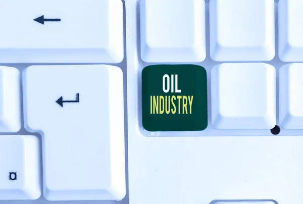 石油産業を示す概念的な手書き。ビジネス写真を紹介する探査抽出精製マーケティング石油製品白い背景の上にノート紙とホワイトPCキーボード. — ストック写真