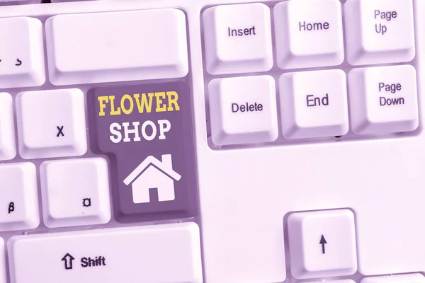 꽃 가게를 보여주는 텍스트 기호입니다. 컷 꽃은 선물 화이트 PC 키보드 흰색 배경 키 복사 공간 위의 빈 노트 종이와 장식으로 판매되는 개념 사진. — 스톡 사진