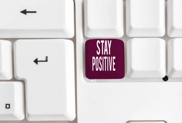 Skrivning notat viser Stay Positive. Business foto fremvisning Engagere sig i opløftende tanker Vær optimistisk og Real White pc tastatur med note papir over den hvide baggrund . - Stock-foto