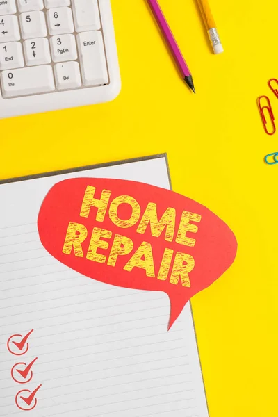 Textový znak zobrazující opravu Home Pojmá údržba fotografií nebo lepší vlastní dům pomocí nástrojů růžový prázdný papír na žlutém stole s tužkou. — Stock fotografie