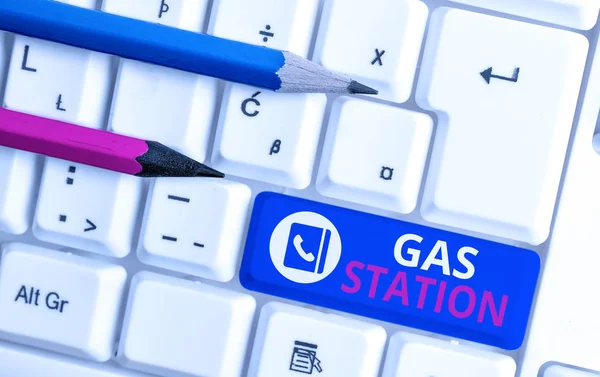 Writing note showing Gas Station. Business photo showcasing for servicing motor vehicles especially with gasoline and oil White pc keyboard with note paper above the white background. — Stock Photo, Image