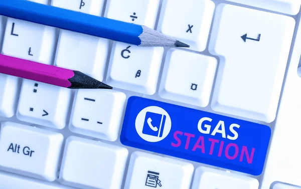 Escribiendo nota que muestra la gasolinera. Muestra de fotos de negocios para el mantenimiento de vehículos de motor, especialmente con gasolina y aceite Teclado blanco para PC con papel de nota sobre el fondo blanco . — Foto de Stock