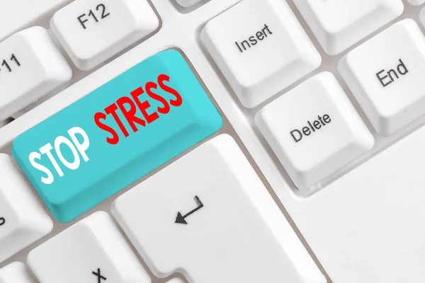 Pismo odręczne pisanie tekstu stop Stress. Pojęcie znaczenie Szukaj pomocy Weź leki spędzają czas z MOM uzyskać więcej snu biała klawiatura PC z pustym papierze notatki nad białym tle klucz kopii miejsca. — Zdjęcie stockowe