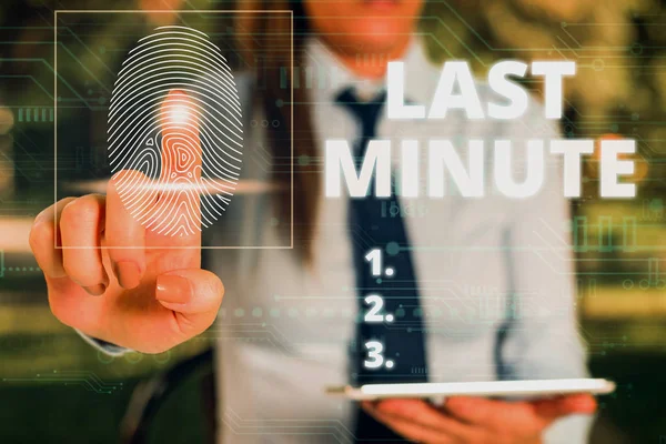 Parola di scrittura del testo Last Minute. Concetto di business per fatto o che si verificano al più tardi il tempo possibile prima dell'evento Donna indossare abito da lavoro formale che presenta la presentazione utilizzando il dispositivo intelligente . — Foto Stock