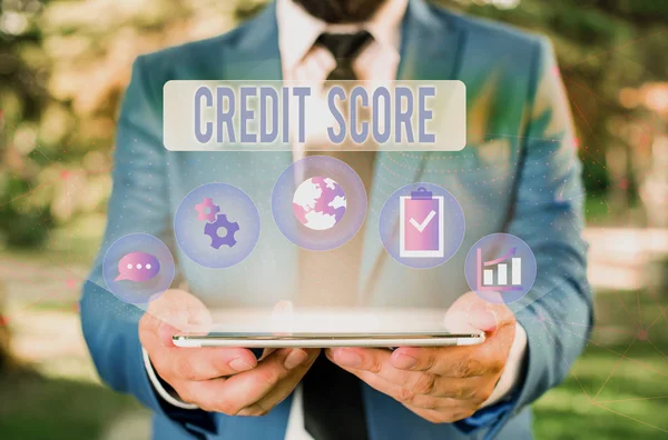 Word Writing Text Credit Score. Geschäftskonzept zur Darstellung der Kreditwürdigkeit eines einzelnen Kreditgebers Bewertung männlichen menschlichen Tragens formalen Arbeitsanzug präsentieren Präsentation mit intelligenten Gerät. — Stockfoto