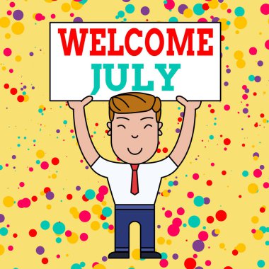 Temmuz'u hoş geldiniz gösteren bir not yazıyorum. İş fotoğraf Vitrin Takvim Yedinci Ay 31days Üçüncü Çeyrek Yeni Sezon Gülen Adam Ayakta Tutan Büyük Boş Placard Overhead iki eliyle.