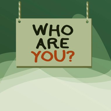 Who Are You question'ı gösteren not yazma. İş fotoğraf gösteren arka plan veya tarih Ahşap tahta ahşap boş çerçeve sabit renkli çizgili dize soran birisi vitrine.