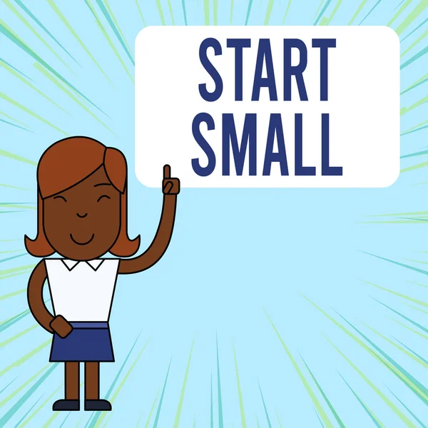 Znak tekstowy przedstawiający Start Small. Zdjęcie koncepcyjne małe średnie przedsiębiorstwa zaczynają przedsiębiorczość przedsiębiorczości kobieta stojący z podniesioną lewym palcem wskazującym w pustym polu tekstowym. — Zdjęcie stockowe