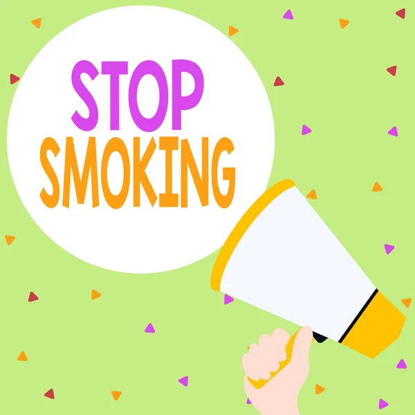 手書きテキストの書き込みは喫煙を停止します。概念は、タバコ中毒ハンド保持ラウドハイラー空のラウンドスピーチテキストバルーン発表の中止または停止を意味する新しい. — ストック写真