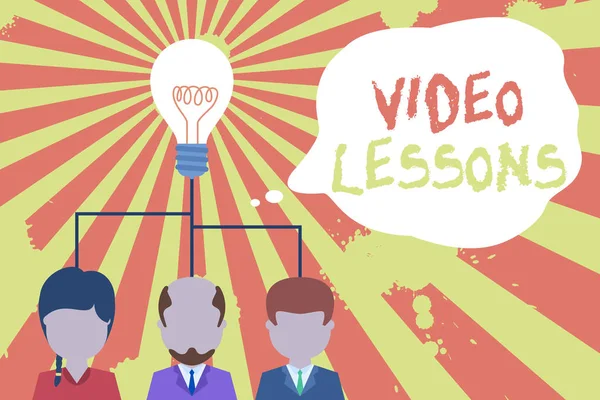 Video Derslerini gösteren metin işareti. Kavramsal fotoğraf Bir konu görüntüleme ve öğrenme Grubu üç yönetici kişi fikir simgesi paylaşımı için malzeme. Başlangıç ekibi toplantısı.