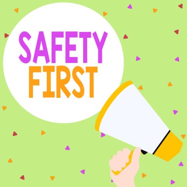 Önce Güvenlik yazılı el yazısı metin. Kavram anlamı Herhangi bir gereksiz riskten kaçının Güvenli Bir şekilde dikkatli olun Dikkat Edin El Tutarak Loudhailer Boş Yuvarlak Konuşma Metin Balon Duyurusu Yeni.