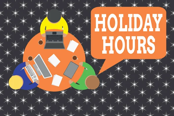 Word pisanie tekstu Holiday Hours. Koncepcja biznesowa dla pracownika otrzymuje dwa razy normalne wynagrodzenie za wszystkie godziny pracy okrągły stół męski pracownicy urządzenia elektroniczne dokumenty filiżanki kawy. — Zdjęcie stockowe