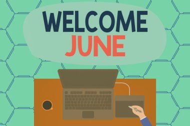 Kavramsal el yazma Hoşgeldiniz Haziran gösteren. İş fotoğraf vitrin Takvim Altıncı Ay İkinci Çeyrek Otuz gün Selamlar Laptop ahşap masa işçi çizim tablet kahve fincanı ofis.