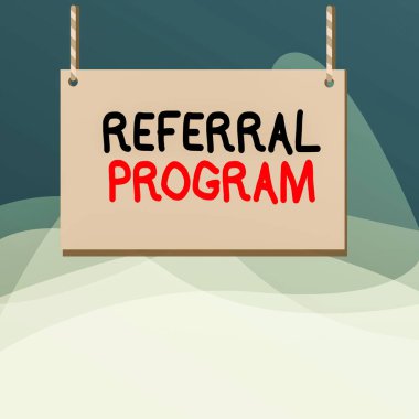 Referans Programını gösteren not yazılıyor. İş fotoğrafçıları uygun ahşap ahşap çerçeve tanıtımları için ödüllendiriliyor. Renkli şeritli tel..