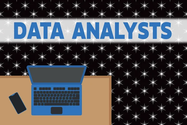 Texto de escritura de palabras Analistas de datos. Concepto de negocio para programador Diseñar y crear informe Identifica patrones Vista superior oficina lugar de trabajo portátil escritorio de madera lado del teléfono inteligente . — Foto de Stock