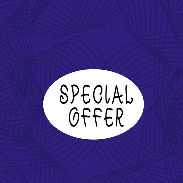 Tekst teken met de speciale aanbieding. Conceptuele foto gereduceerde prijs markdown promotionele artikelen Crazy Sale set lijnen in bochtige vloeiende beweging in monochroom violet abstract patroon. — Stockfoto