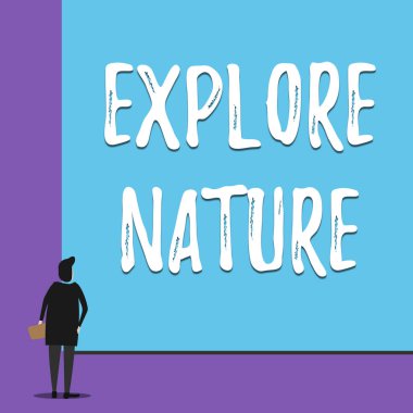 Doğayı Keşfet'i gösteren kavramsal el yazısı. Rezerv Kamp Alanı Koruma Expedition Safari park Arka görünüm genç kadın boş büyük dikdörtgen izlerken vitrine.