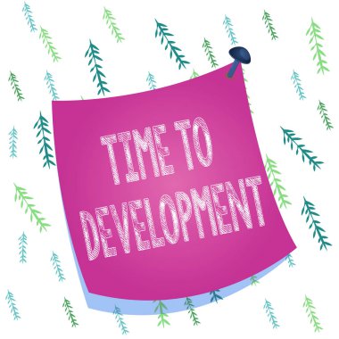 El yazısı metin Time To Development. Kavram, bir şirketin büyüyüp geliştirdiği bir süre anlamına gelen Kavisli hatırlatma kağıt notunun çivilenmiş renkli yüzeysıkışmış boş pin çerçevesi.