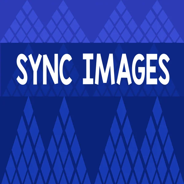 Notă de scriere care arată Sync Images. Fotografie de afaceri care prezintă fotografii identice în toate dispozitivele Accesibil oriunde Dimensiuni diferite ale triunghiului de formă geometrică Bunting pe modelul grilei . — Fotografie, imagine de stoc